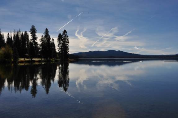 O magnífico Diamond Lake, na Umpqua National Forest, no sul do Oregon, estado da costa oeste dos Estados Unidos